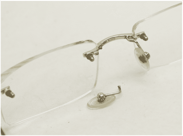 Left Side Nosepad Arm Broken of a Rimless Frame